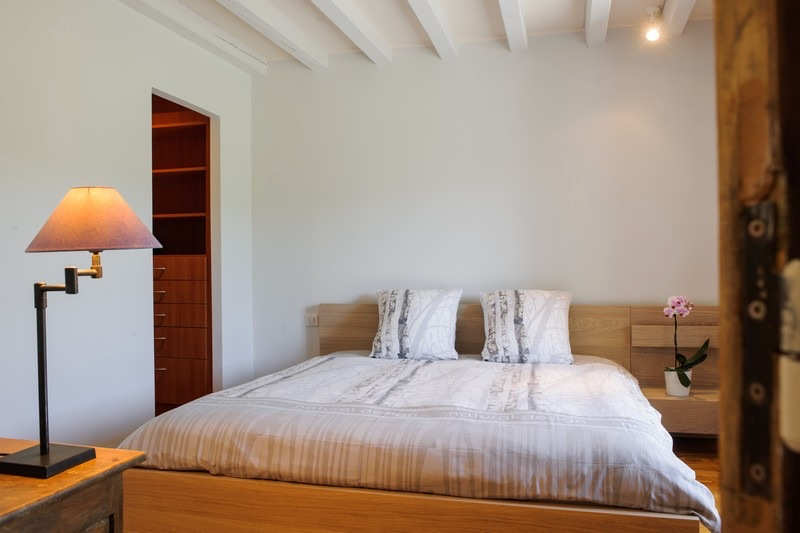 Chambre avec boiseries et parquet